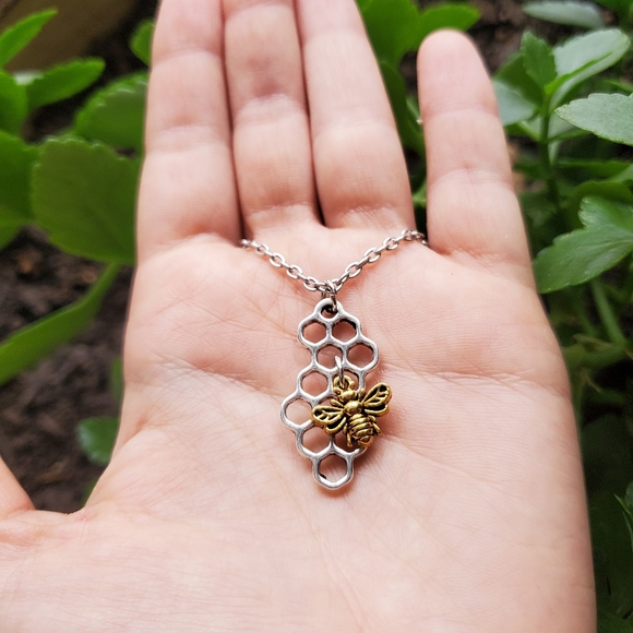 New *RARE* Silver Honeycomb Bumble Bee Necklace - Picture 8 of 10